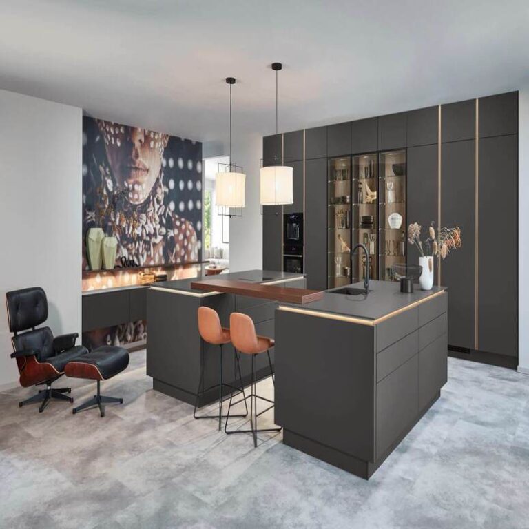 Designerküche in Anthrazit Designerküche in Anthrazit mit Kochinsel, Bartresen und beleuchteten Glasvitrinen – Küchenstudio Saarbrücken