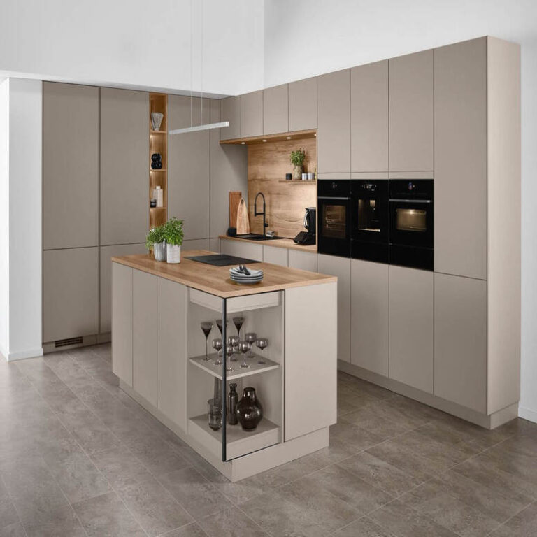 Beige Küche mit Kochinsel Küche in Kaschmir-Beige mit Kochinsel, Holzarbeitsplatte und offenem Regal – Küchenstudio Saarbrücken