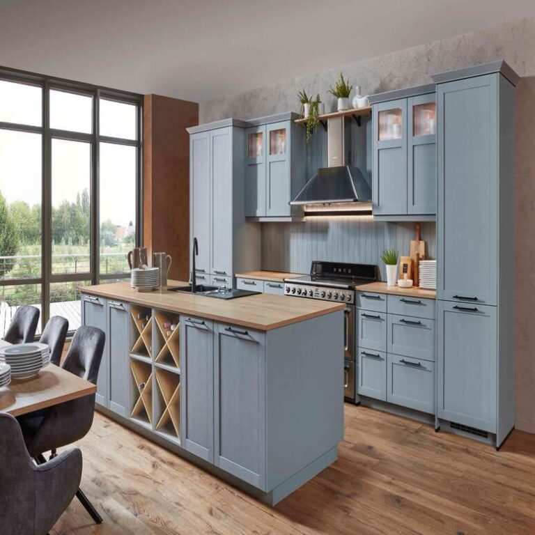 Hellblaue Landhausküche Landhausküche in Hellblau mit Vitrinenschränken, Kochinsel und Holzarbeitsplatte – Küchenstudio Saarbrücken
