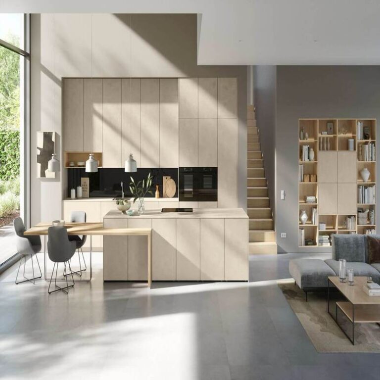 Offene Küche mit Wohnbereich Offene moderne Küche in Beige mit Kochinsel, Essplatz und angrenzendem Wohnbereich – Küchenstudio Saarbrücken