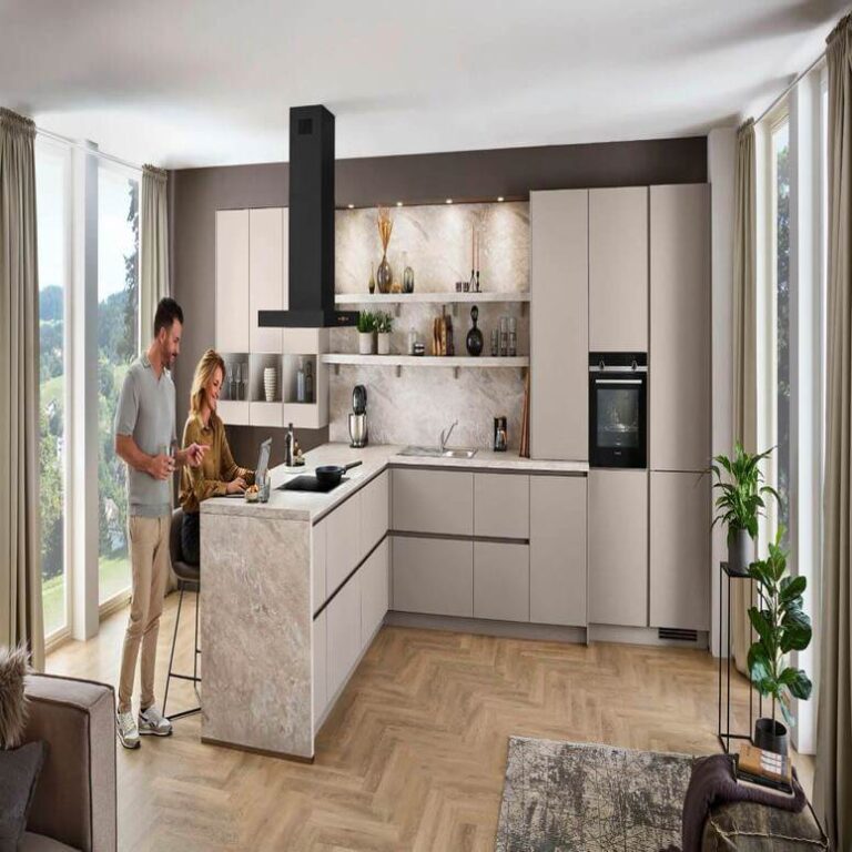 Großzügige Küche mit Kochinsel – Küchenstudio Saarbrücken Großzügige helle Küche mit Kochinsel in Steinoptik, ein Paar kocht gemeinsam